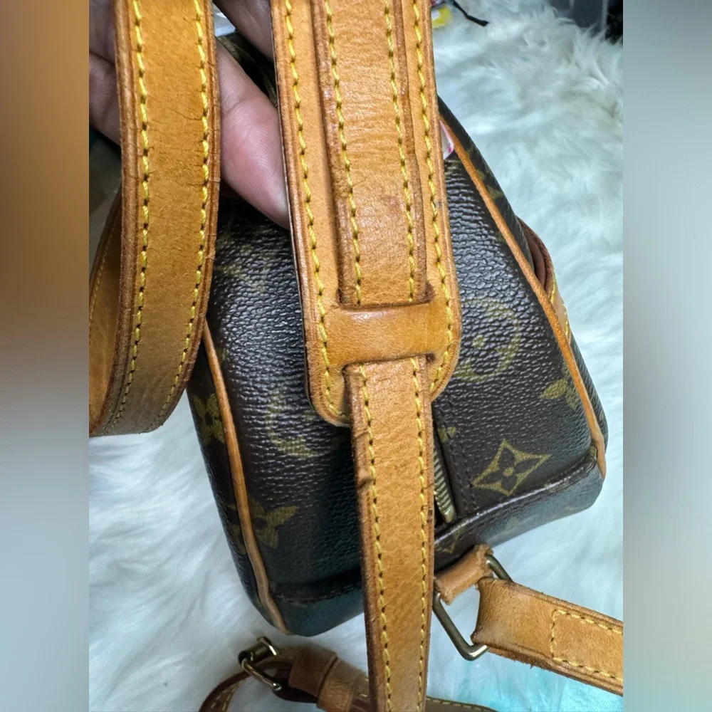 [SOLD] LV Monogram Crossbody Bag - Picture 3 of 16